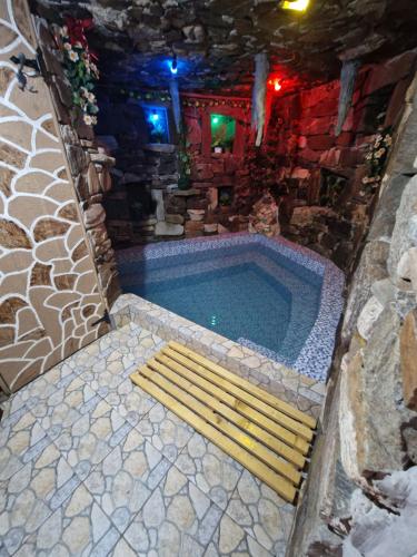 Peldbaseins, Cabana Micutu in Sasciori