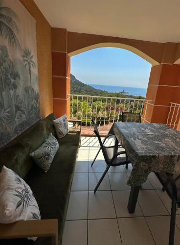 Appartement vue mer exceptionnelle Cap Estérel – khách sạn tại Le Dramont