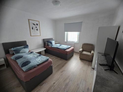 2 bedrooms, 5 beds