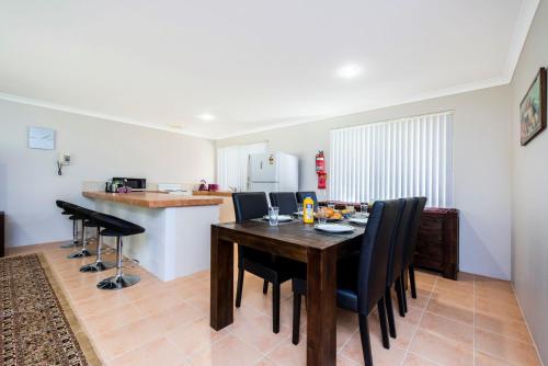 Létesítmények, Waves And Moore - Beautifully presented home in Guilderton