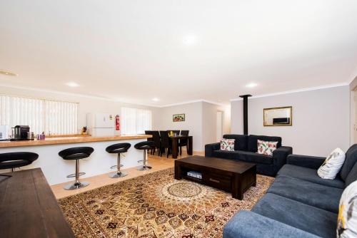 Létesítmények, Waves And Moore - Beautifully presented home in Guilderton