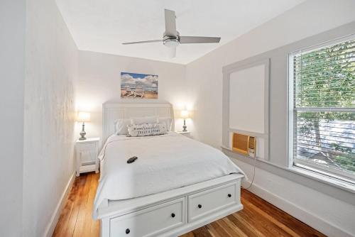 The Tarpon Flat Bright 1BR Downtown Retreat in 塔彭斯普林斯