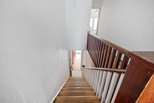 The Tarpon Flat Bright 1BR Downtown Retreat in 塔彭斯普林斯