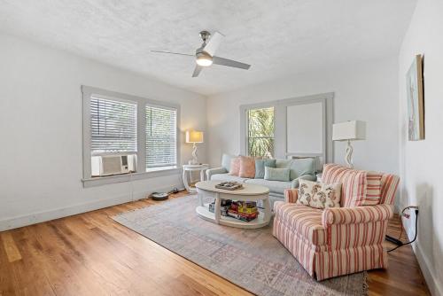 The Tarpon Flat Bright 1BR Downtown Retreat in 塔彭斯普林斯