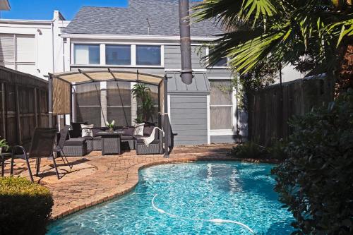 2BR Montrose Aquatic Dream House, Downtown, Medical Center
