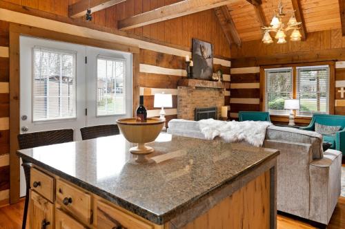 Cabin Retreat with Pool in Bristol in Bristol (TN)