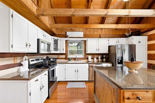 Cabin Retreat with Pool in Bristol in Bristol (TN)