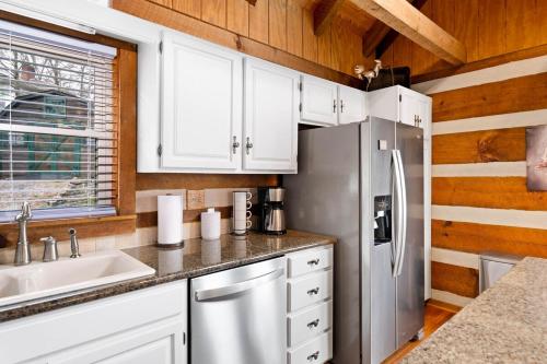 Cabin Retreat with Pool in Bristol in Bristol (TN)