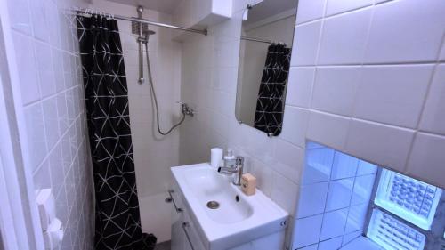 Душ, Studio avec coin nuit séparé - à 17 min de Disney (Studio avec coin nuit separe - a 17 min de Disney) in Клолюжьян