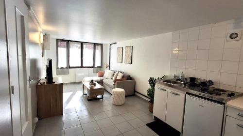 кухня, Studio avec coin nuit séparé - à 17 min de Disney (Studio avec coin nuit separe - a 17 min de Disney) in Клолюжьян