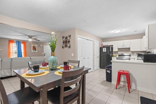 Spectacular Quiet Townhome with Modern Comfort in Stockbridge (GA)