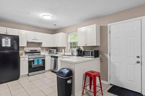 Spectacular Quiet Townhome with Modern Comfort in Stockbridge (GA)