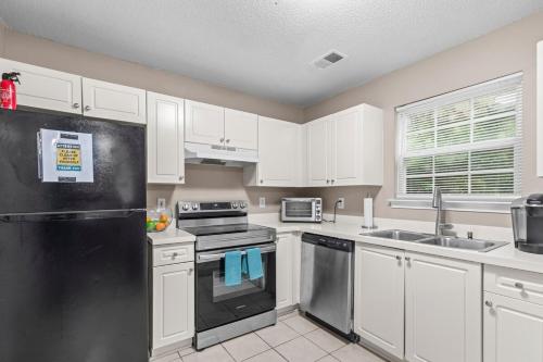 Spectacular Quiet Townhome with Modern Comfort in Stockbridge (GA)