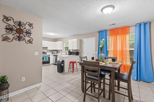 Spectacular Quiet Townhome with Modern Comfort in Stockbridge (GA)
