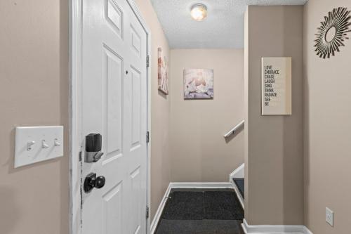 Spectacular Quiet Townhome with Modern Comfort in Stockbridge (GA)