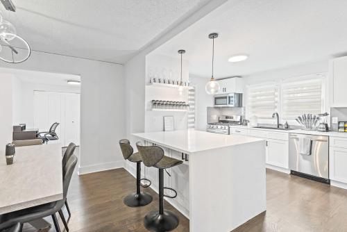 Stylish home by Emory TV in all 4 bedrooms in Lindridge-Martin Manor