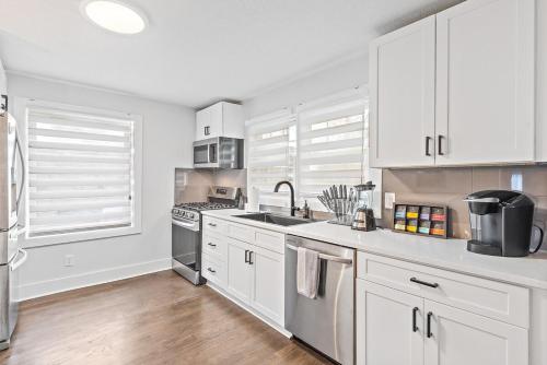 Stylish home by Emory TV in all 4 bedrooms in Lindridge-Martin Manor