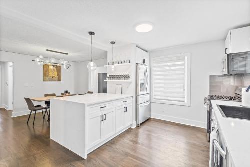 Stylish home by Emory TV in all 4 bedrooms in Lindridge-Martin Manor