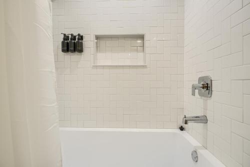 Zuhanyzó, Cozy FedHill Gem plus Parking and Walk to Harbor and Stadiums in Federal Hill
