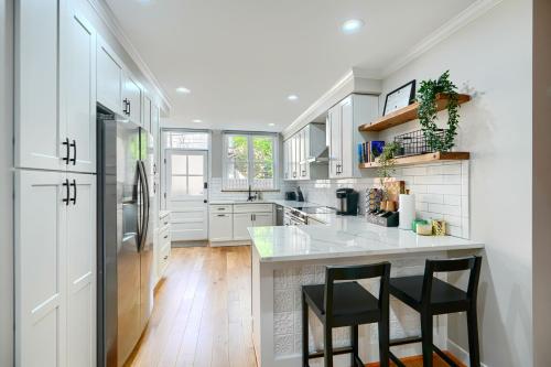 Konyha, Cozy FedHill Gem plus Parking and Walk to Harbor and Stadiums in Federal Hill