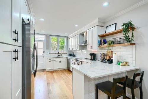 Konyha, Cozy FedHill Gem plus Parking and Walk to Harbor and Stadiums in Federal Hill
