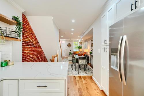 Konyha, Cozy FedHill Gem plus Parking and Walk to Harbor and Stadiums in Federal Hill