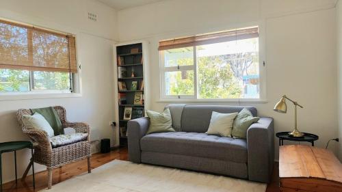 Spacious 3BR Katoomba Cottage King Bed, Fireplace, Child & Pet Friendly & Large Fully Fenced Backyard