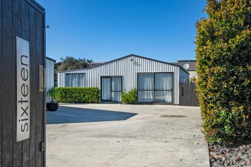 Sunnyside Spa Retreat - Mangawhai Holiday Home - Mangawhai