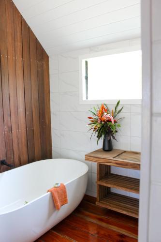 Létesítmények, Bombua Beach House in Luganville