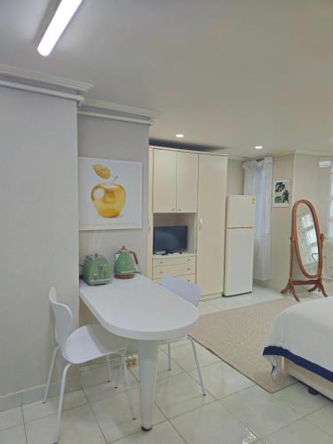 7 minutes from Apgujeong Station, Gangnam Rodeo, Garosu-gil, Luxury Street, Seoul (photo 6)