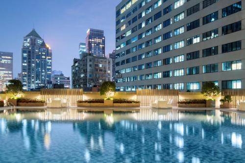 Yuexiu Hotel Guangzhou,Curio Collection by Hilton-Free shuttle between hotel and Exhibition Center during Canton Fair & Exhibitor Registration Counter