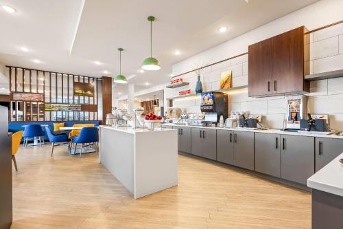 Comfort Inn & Suites At Sanford Sports Complex - image 9