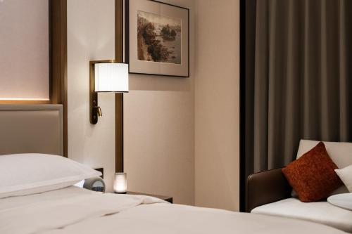 Yuexiu Hotel Guangzhou,Curio Collection by Hilton-Free shuttle between hotel and Exhibition Center during Canton Fair & Exhibitor Registration Counter