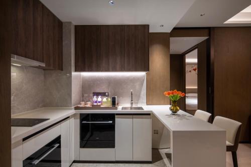 Yuexiu Hotel Guangzhou,Curio Collection by Hilton-Free shuttle between hotel and Exhibition Center during Canton Fair & Exhibitor Registration Counter