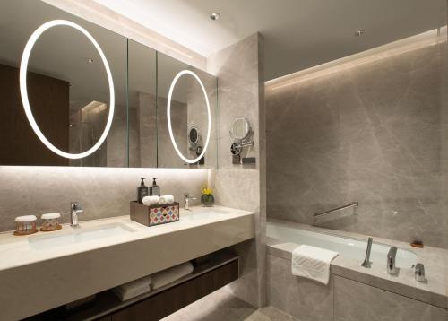 Yuexiu Hotel Guangzhou,Curio Collection by Hilton-Free shuttle between hotel and Exhibition Center during Canton Fair & Exhibitor Registration Counter