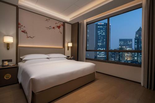 Yuexiu Hotel Guangzhou,Curio Collection by Hilton-Free shuttle between hotel and Exhibition Center during Canton Fair & Exhibitor Registration Counter