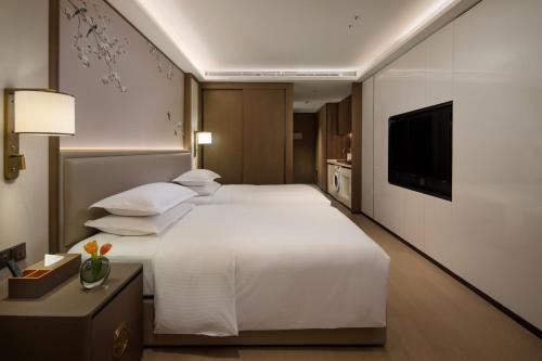Yuexiu Hotel Guangzhou,Curio Collection by Hilton-Free shuttle between hotel and Exhibition Center during Canton Fair & Exhibitor Registration Counter