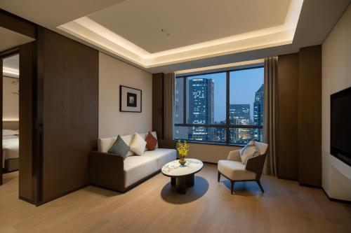 Yuexiu Hotel Guangzhou,Curio Collection by Hilton-Free shuttle between hotel and Exhibition Center during Canton Fair & Exhibitor Registration Counter