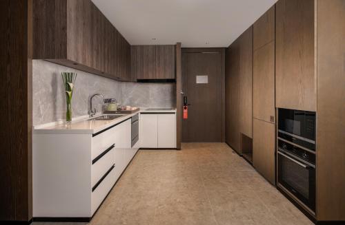 Yuexiu Hotel Guangzhou,Curio Collection by Hilton-Free shuttle between hotel and Exhibition Center during Canton Fair & Exhibitor Registration Counter