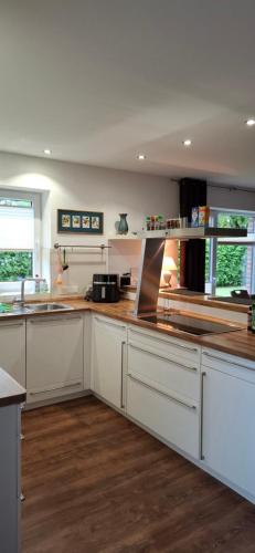 virtuve, modernes Ferienhaus in Ostfriesland bis 10 Personen mit 4 Schlafzimmer und Garten in Uplengen