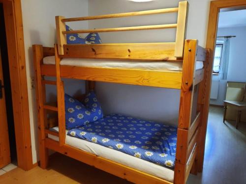 1 queen bed, 1 bunk bed