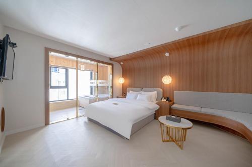 거제 브라운도트 호텔 거제근포항점 (Brown Dote Hotel Geunpohang) 호텔 스위트룸