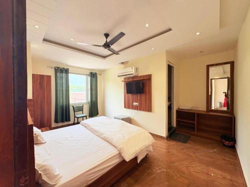 Hotel Hitam Rishikesh 2Min Walk to Parmarth Niketan Aashram ,Vanprastha Aashram — other in Hitam Home behind Parmarth Niketan Swargashram Rishikesh, Rishīkesh India, 249304