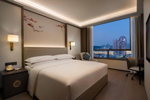 Yuexiu Hotel Guangzhou,Curio Collection by Hilton-Free shuttle between hotel and Exhibition Center during Canton Fair & Exhibitor Registration Counter