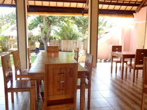 ห้องอาหาร, ปอนด็อก ราฮายู เกสต์เฮาส์ เปมูเตอรัน (Pondok Rahayu Guest House Pemuteran) in เพมูเทอราน