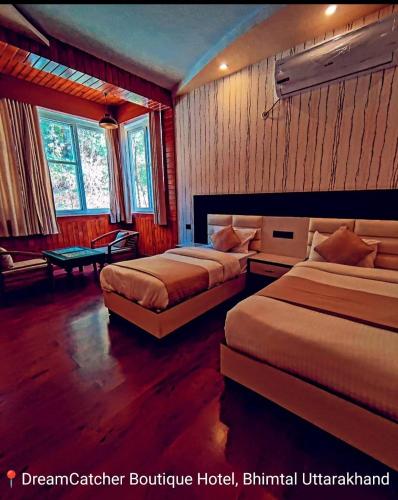 1 king bed, 1 twin bed