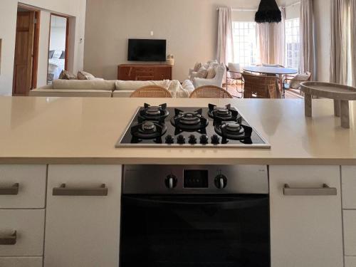 dapur, Whispering Thorns Off-Site Apartment in White River AH Ext 1