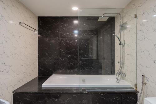 State tower High Floor City View Lovely Unit, Bangkok (photo 6)
