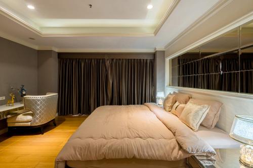 State tower High Floor City View Lovely Unit, Bangkok