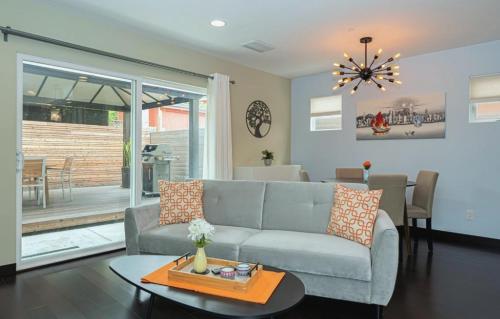 Contemporary Three-Bedroom Home Near Point Fermin Coastline